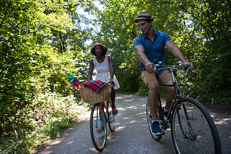 森林野餐个轻人个美丽的非裔美国女孩阳光明媚的夏天大自然中享受自行车骑行背景