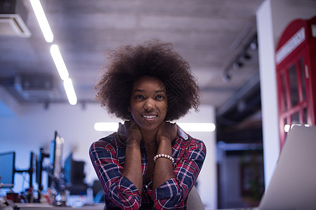 位轻成功的非裔美国美女的肖像,她喜欢个大型的现代办公室工作时度过段优质快乐的时光图片