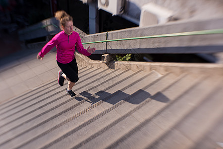 运动的女人清晨慢跑时台阶上跑步图片