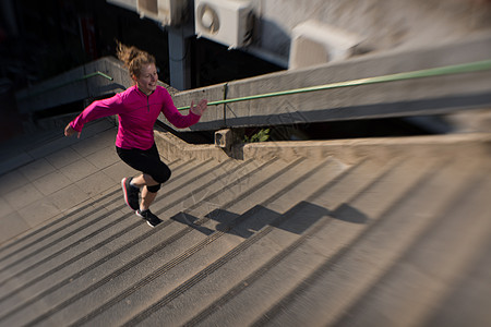 运动的女人清晨慢跑时台阶上跑步图片