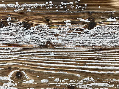纹理古老的木墙覆盖着雪,复古的自然户外背景背景