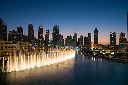 迪拜阿联酋20171月31日著名的音乐喷泉迪拜与摩天大楼的背景下,个美丽的夏季夜晚图片