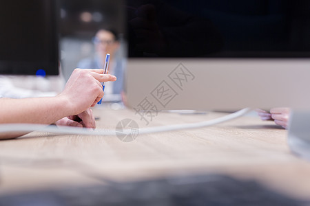 轻的商人用笔特写镜头图片