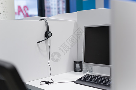 空呼叫中心办公室的电脑耳机图片