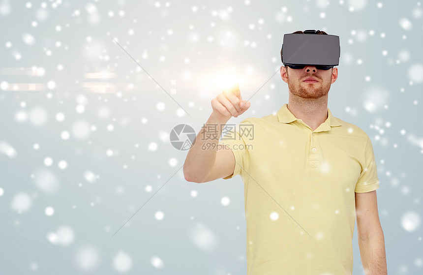 技术,增强现实,冬天,诞节人的轻人与虚拟耳机3d眼镜玩游戏灰色背景雪