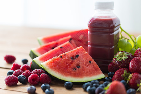 健康的饮食,食物,节食素食的瓶子与水果浆果汁冰沙木制桌子上图片
