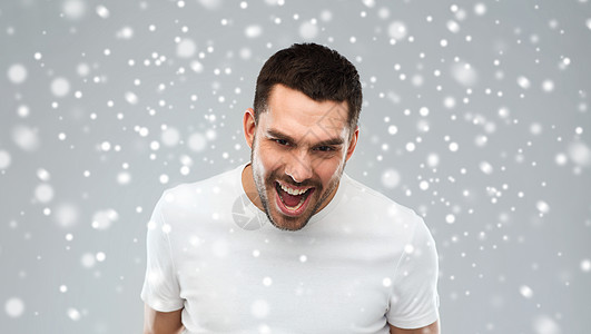 情感,愤怒,冬天,诞节人们的愤怒的人雪地上灰色的背景图片