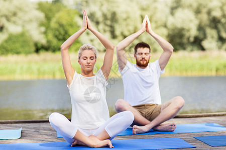 健身,运动,瑜伽健康的生活方式人们冥想莲花姿势河流湖泊泊位图片