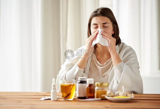 保健,流感,卫生,龄人的生病的女人用药物鼻子纸擦家图片