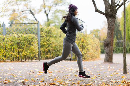 秋天健身健身,运动,人,穿健康的生活方式密切轻妇女秋季公园跑步背景