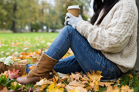 季节,技术人的近距离的轻妇女喝咖啡纸杯秋季公园图片