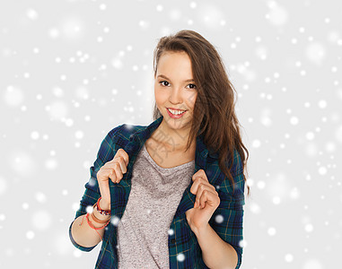 冬天,诞节,人青少的快乐的微笑美丽的十几岁女孩灰色的背景雪图片
