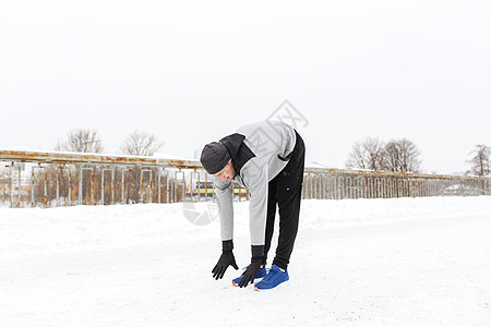 健身,运动,人,锻炼健康的生活方式轻人伸展腿热身雪覆盖冬季桥梁图片