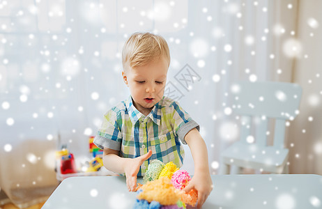 小孩背影童,创造力,艺术,活动人的快乐的小男孩家里玩球粘土雪上背景