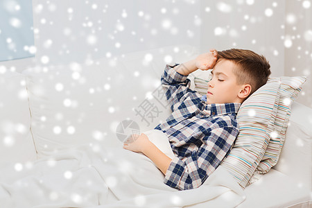 童,医疗保健,人医学生病的男孩流感躺床上,雪地上头痛图片