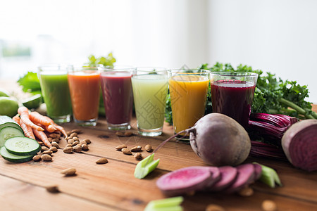 满杯百香果健康饮食,饮料,饮食排眼镜与同的水果蔬菜汁食物桌子上背景