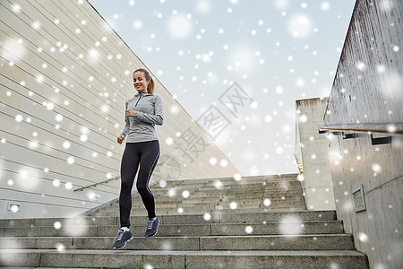 健身,运动,人健康的生活方式快乐的运动女城市楼下跑步图片