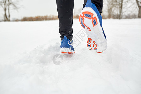 健身,运动,人,鞋类健康的生活方式男脚沿冬季道路雪图片