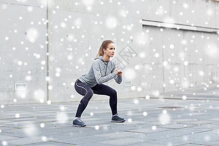 健身,运动,锻炼健康的生活方式女人户外蹲雪地上图片