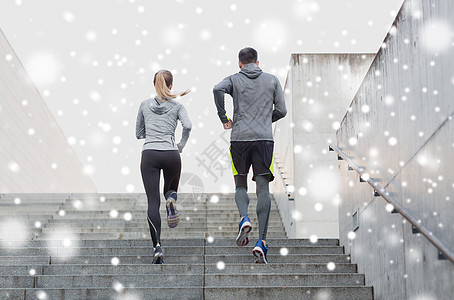 健身,运动,人,锻炼健康的生活方式几个运动员跑楼上的户外雪图片