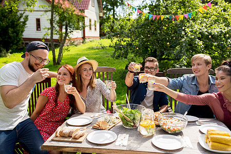 夏天,假期,庆祝人食物的快乐的朋友花园聚会叮当的眼镜图片