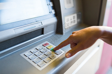 金融,金钱,银行人的密切的手输入密码ATM机图片