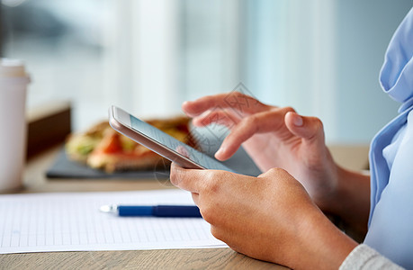 商业,人,技术生活方式的女人与智能手机食物短信咖啡馆图片