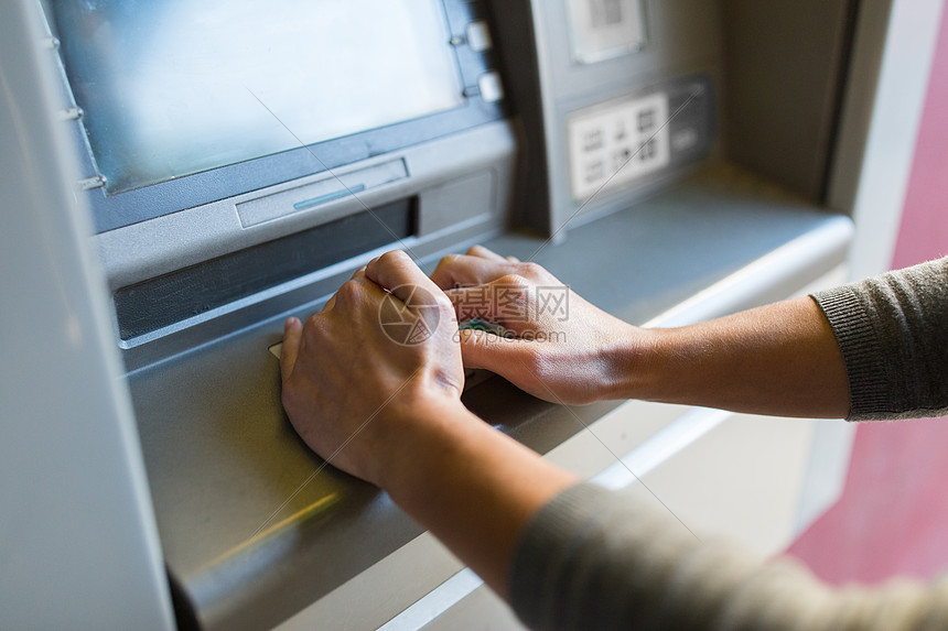 ‘~金融,金钱,银行人的密切的手输入密码ATM机  ~’ 的图片