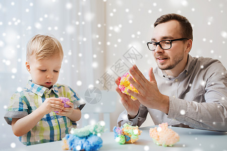 家庭,童,创造力,活动人的快乐的父亲小儿子家里玩球粘土雪地上图片