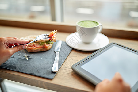 食物,晚餐,技术人的女人与平板电脑抹茶绿茶铁,吃鲑鱼帕尼尼三明治餐厅图片