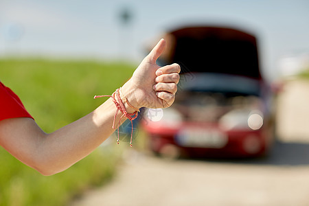 公路旅行,交通,旅行,手势人的轻的女人与破碎的汽车竖大拇指农村搭车图片