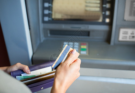 金融,货币,银行人的密切与现金信用卡ATM机背景图片
