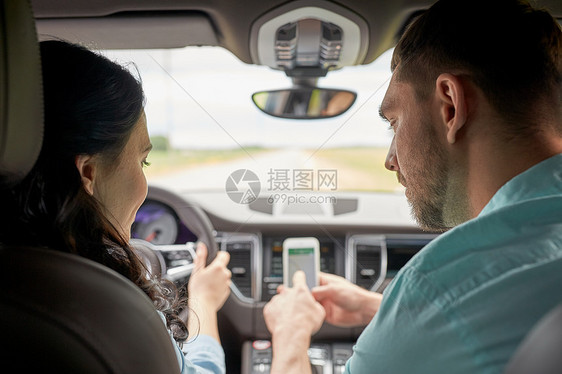 公路旅行,旅行,目的地技术人的快乐的男人女人与导航智能手机驾驶汽车图片