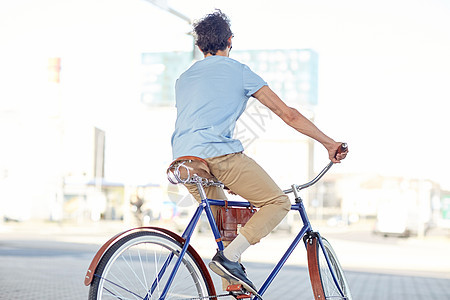 人,风格生活方式时髦的男人骑固定齿轮自行车城市街道图片