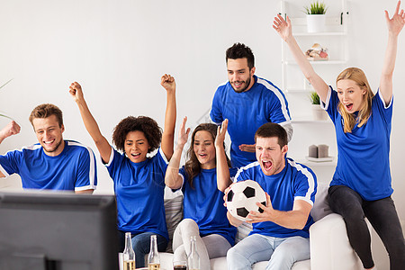 友谊运动人娱乐活动快乐的朋友球迷家里看足球庆祝胜利背景图片