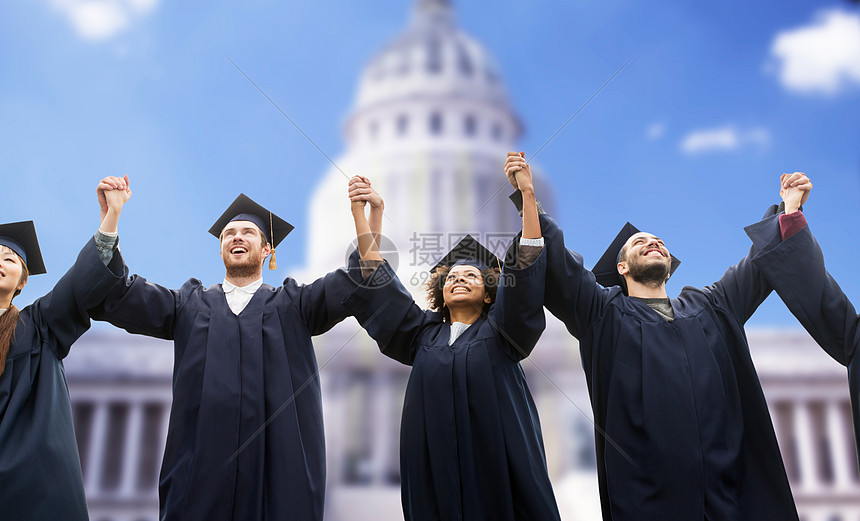 教育,毕业人的群快乐的国际学生迫击炮板学士学位礼服庆祝成功的美国白宫背景图片