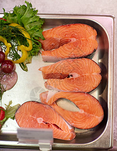 海鲜,销售食品冷冻新鲜鲑鱼鱼片金属托盘冰杂货店图片