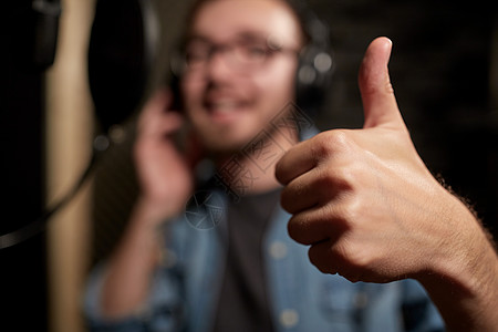 音乐,表演业务,人声音歌手的手大拇指录音棚图片