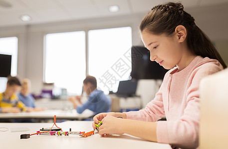 教育,儿童,技术,科学人的快乐女孩建筑机器人学校课程坐高清图片素材