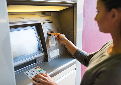 金融,金钱,银行人的密切妇女插入卡自动取款机图片