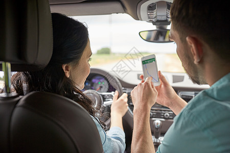 公路旅行,旅行,目的地技术人的快乐的男人女人与导航智能手机驾驶汽车图片