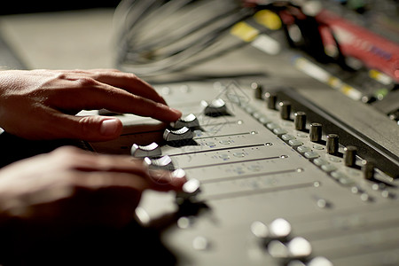 音乐,技术,人设备的手用混合控制台录音室图片