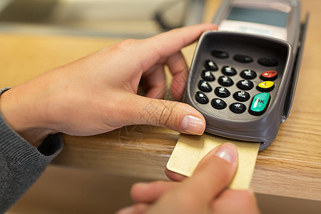 金融,金钱,技术,支付人的密切的手插入银行卡终端背景图片