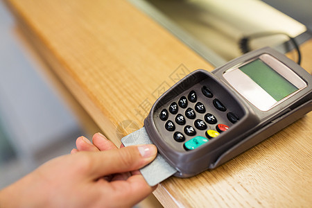 金融,金钱,技术,支付人的密切的手插入银行卡终端背景图片