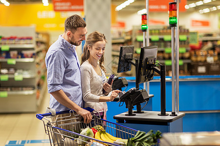 购物,销售,消费主义人们的幸福的夫妇购买食品杂货店超市自助收银机图片