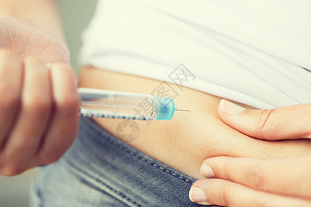 注射胰岛素药物,糖尿病,血糖,保健人们的密切妇女用胰岛素笔注射器注射背景