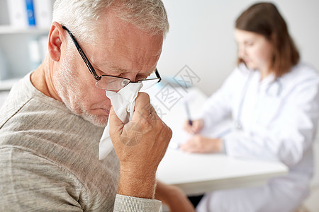 医学,龄,医疗保健,流感人的特写老人用餐巾鼻子医生医院的医疗办公室图片