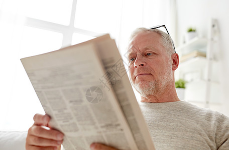 信息,人大众媒体的密切老人家阅读报纸背景图片