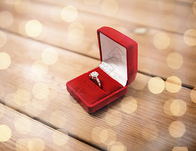 建议,订婚,情人节假日红色礼品盒与钻石订婚戒指木材上复古效果图片