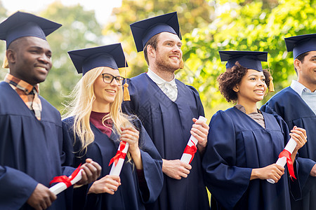 教育,毕业人的群快乐的国际学生迫击炮板学士学位礼服与文凭图片